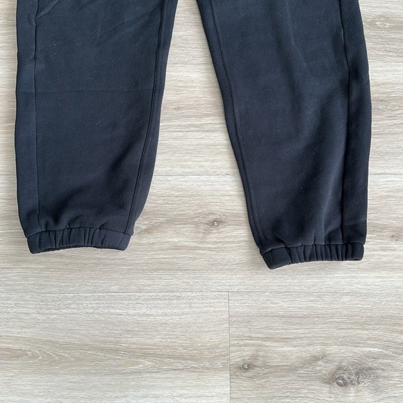 Lululemon Scuba Mid-Rise Oversized Jogger
Regular - Picture 8 of 12